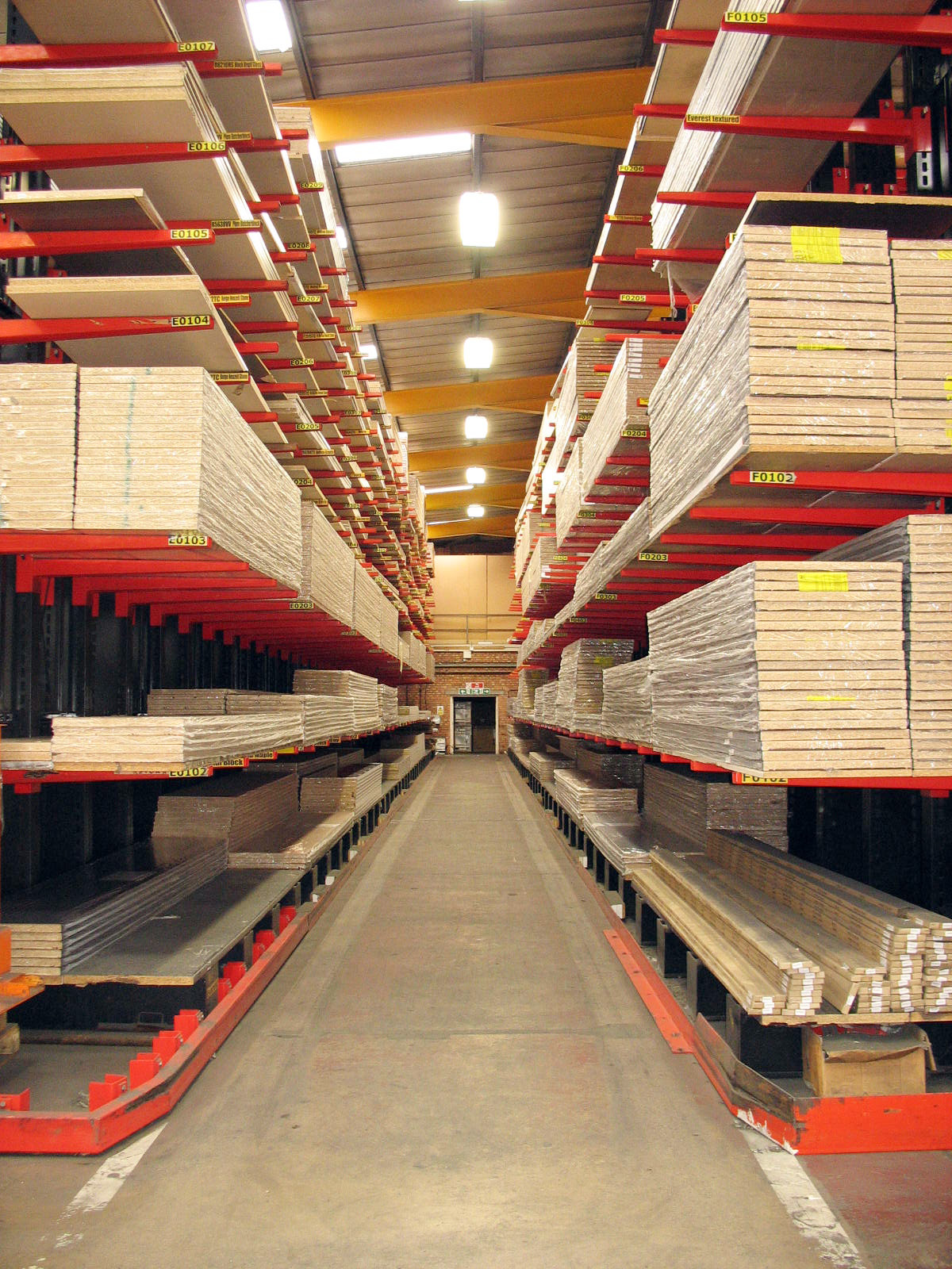 Narrow Aisle Cantilever Racking with guided rail